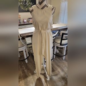 ASOS NWT SLEEVLESS JUMPSUIT SIZE US 6 UK 10 CREAM COLOR